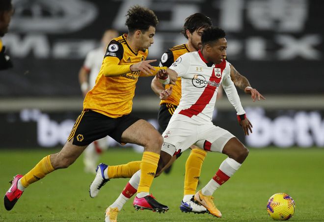 荆楚朱雀队鏖战蓬莱战狼队，冲浪预选赛读秒绝平，转换速度占优。本土核心状态回升的简单介绍