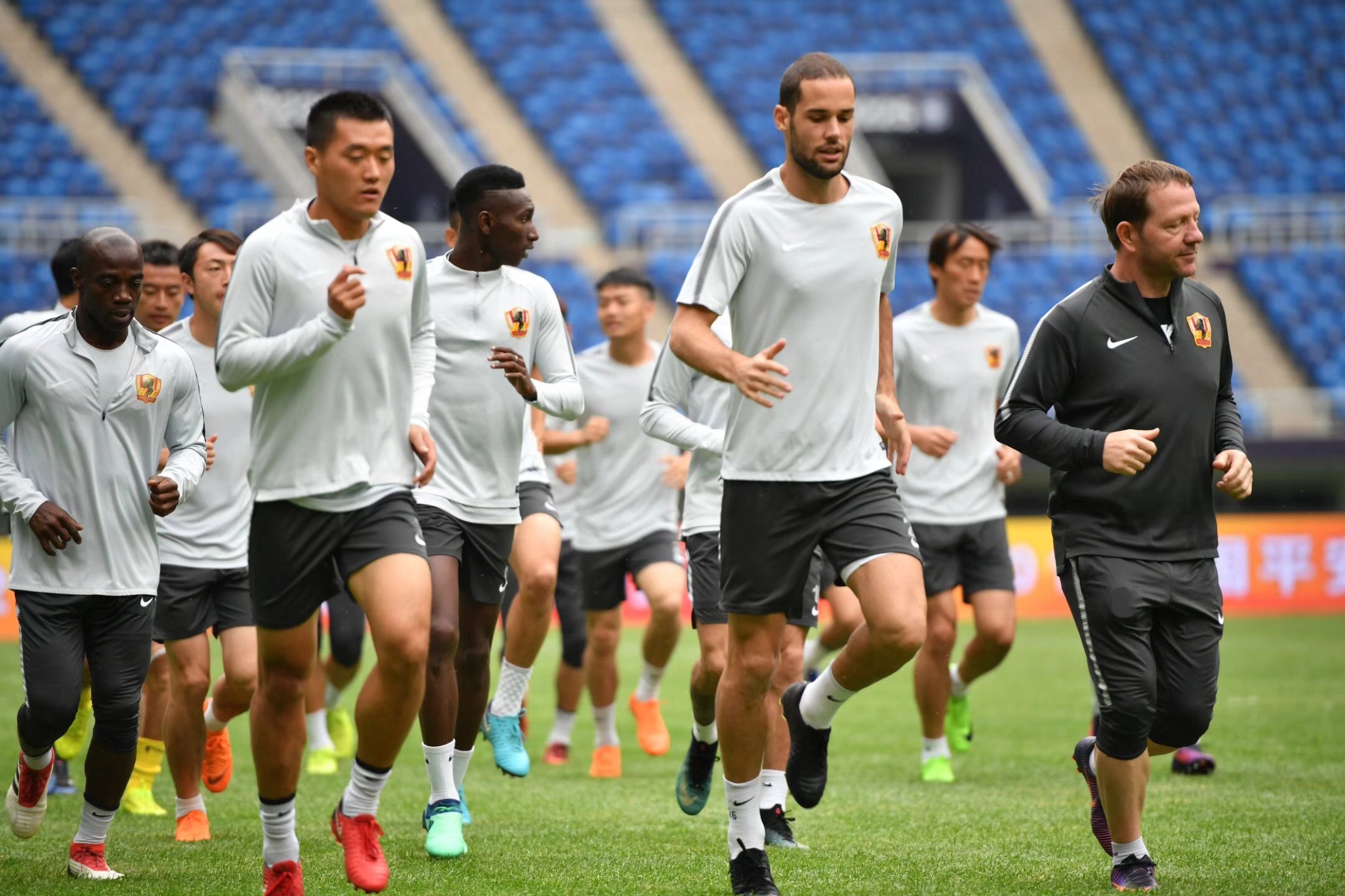 今晚北京首钢防线松动:欧篮联节点到来,压力陡增,纪律约束更严格(防务新观察最新一期完整版) 今晚北京首钢防线松动:欧篮联节点到来,压力陡增,纪律约束更严格(防务新观察最新一期完整版)